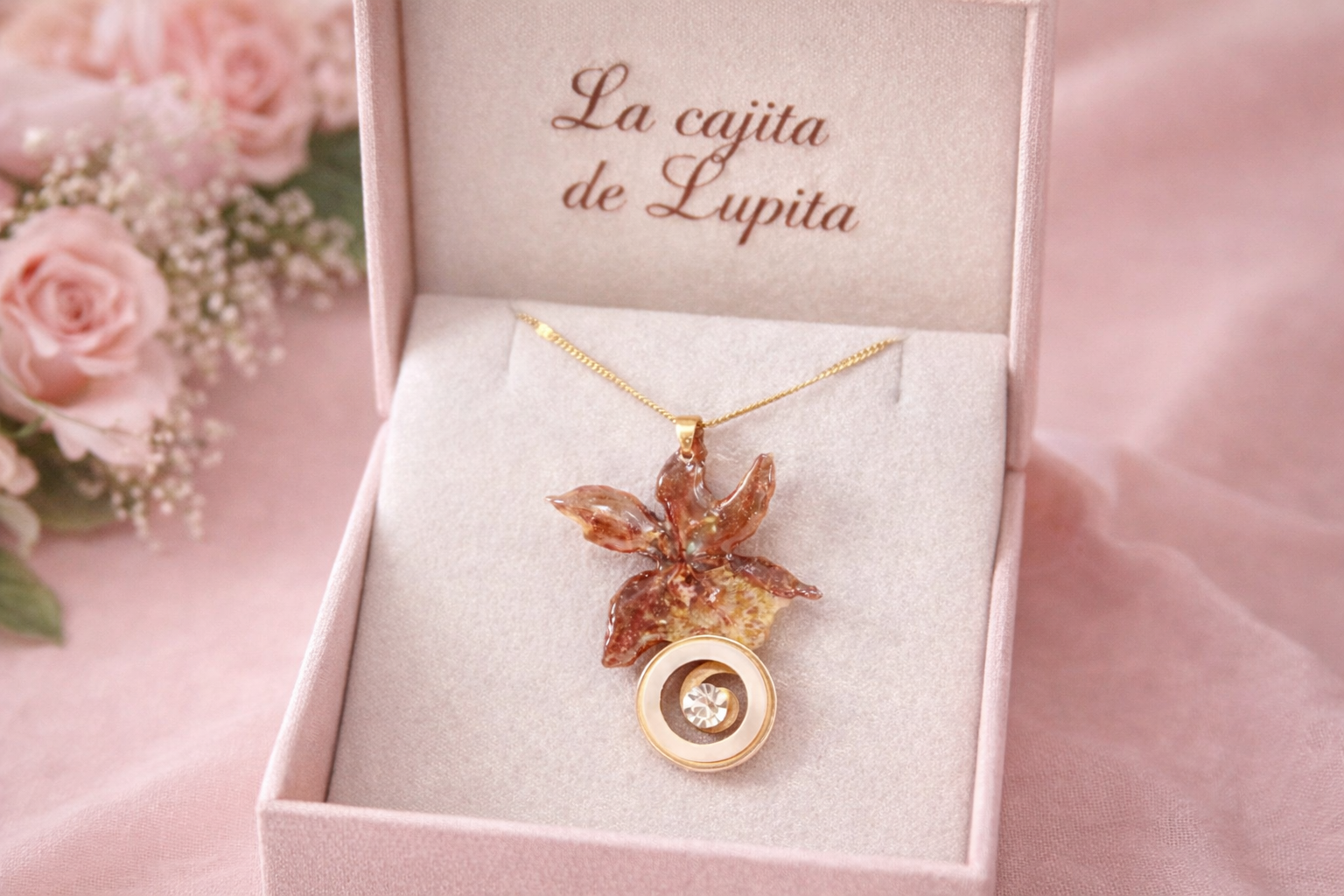 Collar Flor Eterna con Detalle Dorado